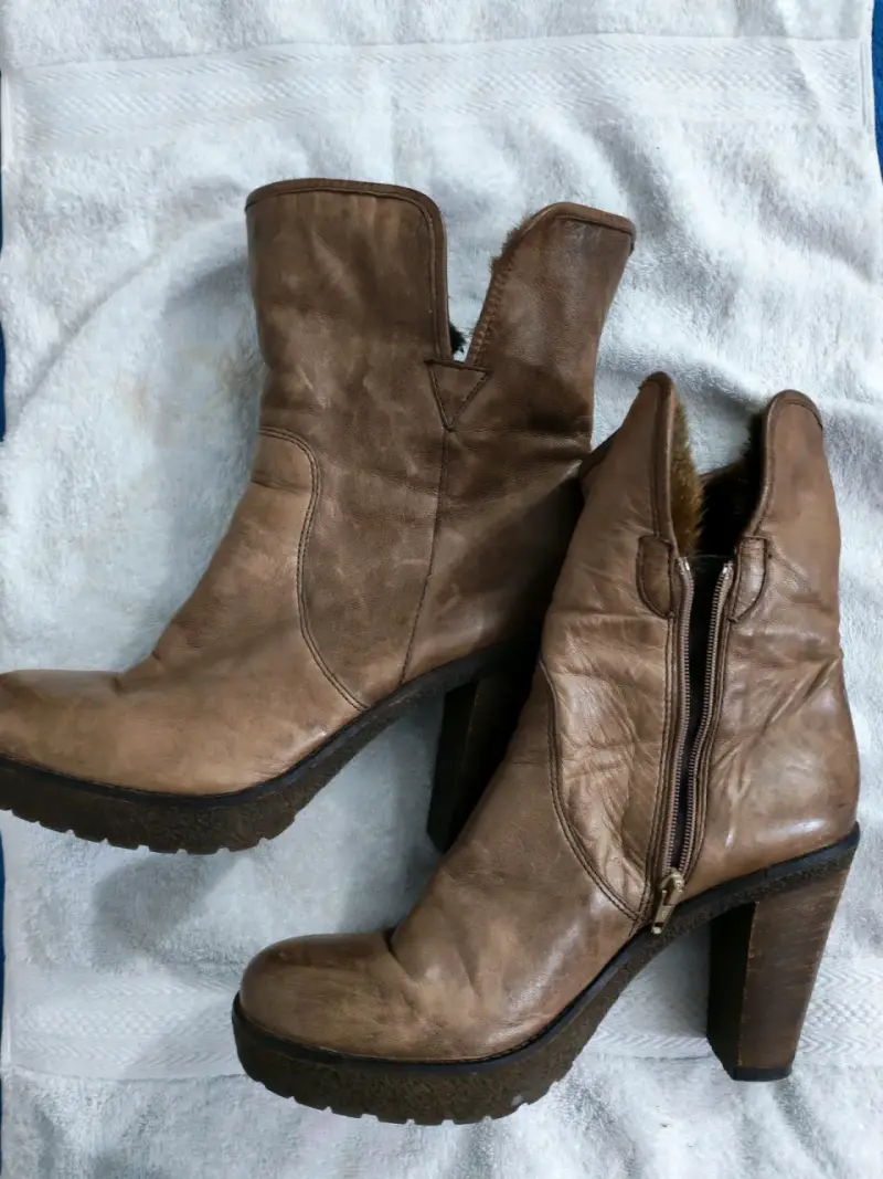 Botines de cuero marrón con tacón alto - 1