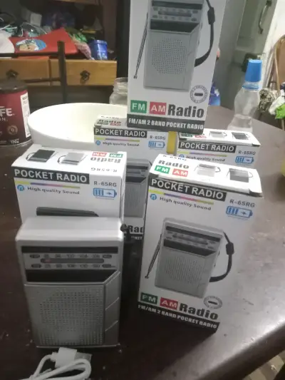 Radio de bolsillo FM/AM R-65RG con sonido de alta calidad - miniatura 1
