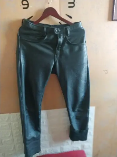 Pantalones de cuero negro para hombre - miniatura 1