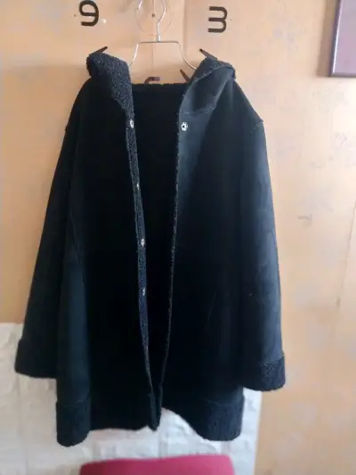 Abrigo negro con capucha y forro de lana - miniatura 1