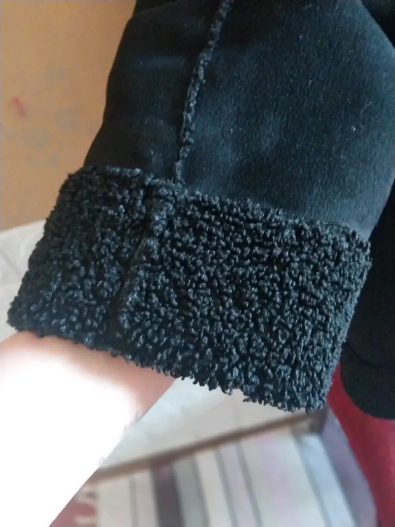 Abrigo negro con capucha y forro de lana - 3