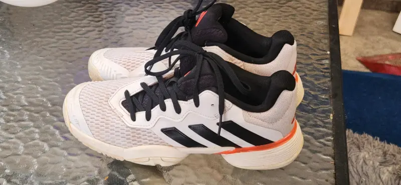Zapatillas deportivas Adidas blancas y negras - 1
