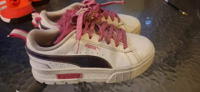 Zapatillas Puma blancas con detalles rosados - 1