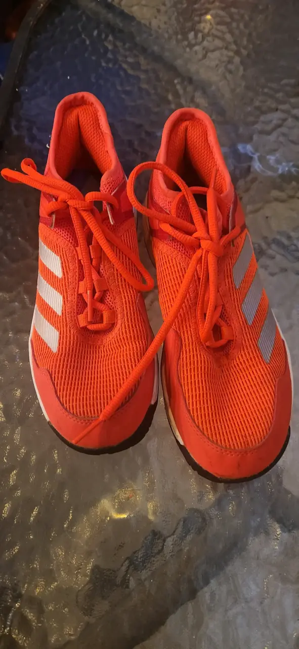 Zapatillas Puma blancas con detalles rosados - 1