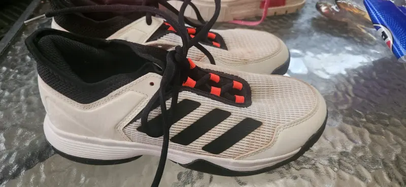 Zapatillas deportivas Adidas blancas y negras - 1