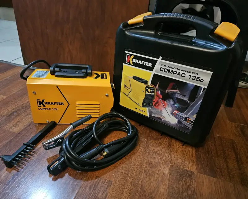 Soldadora Inverter Krafter Compac 135c con Estuche - 1