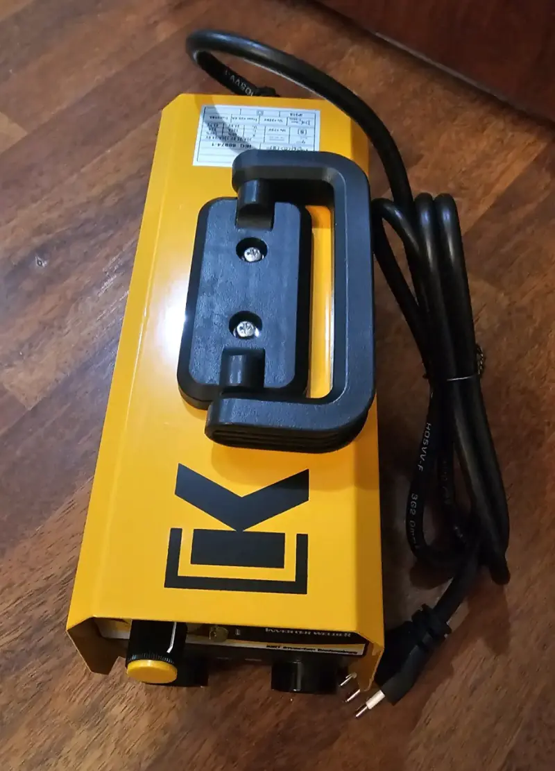 Soldadora Inverter Krafter Compac 135c con Estuche - 2