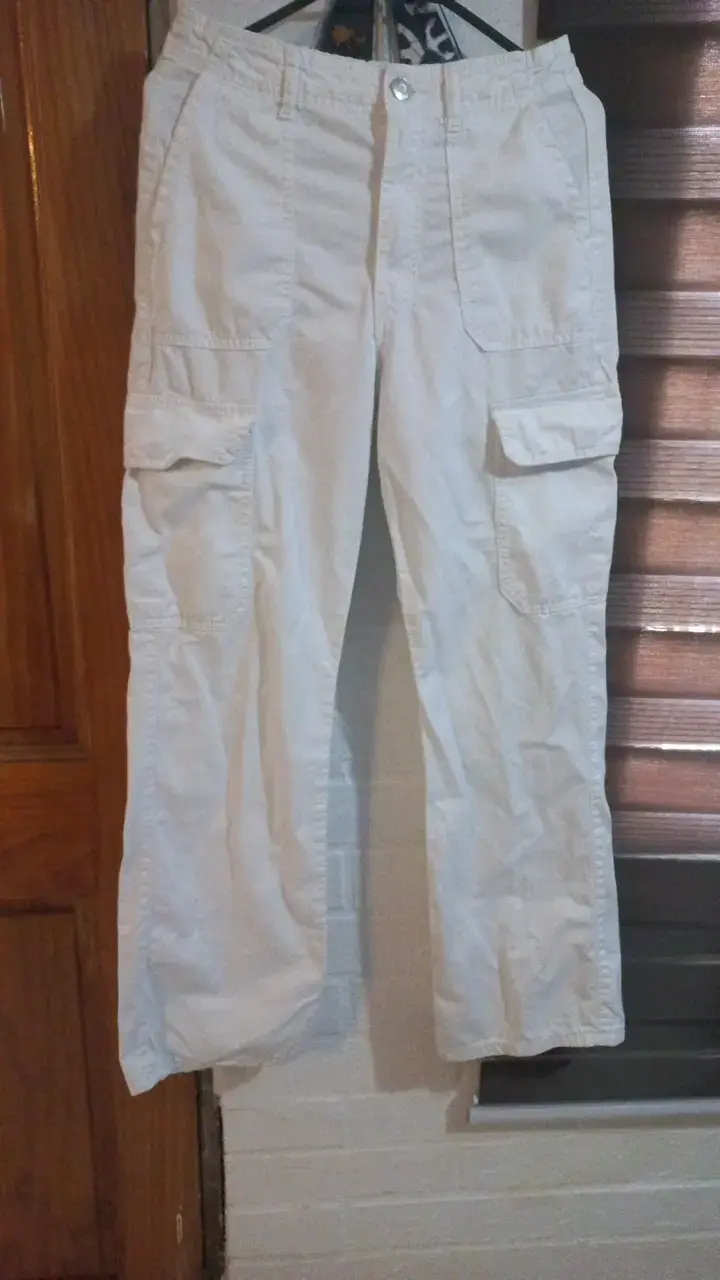 Pantalones cargo blancos Zara para mujer - 1