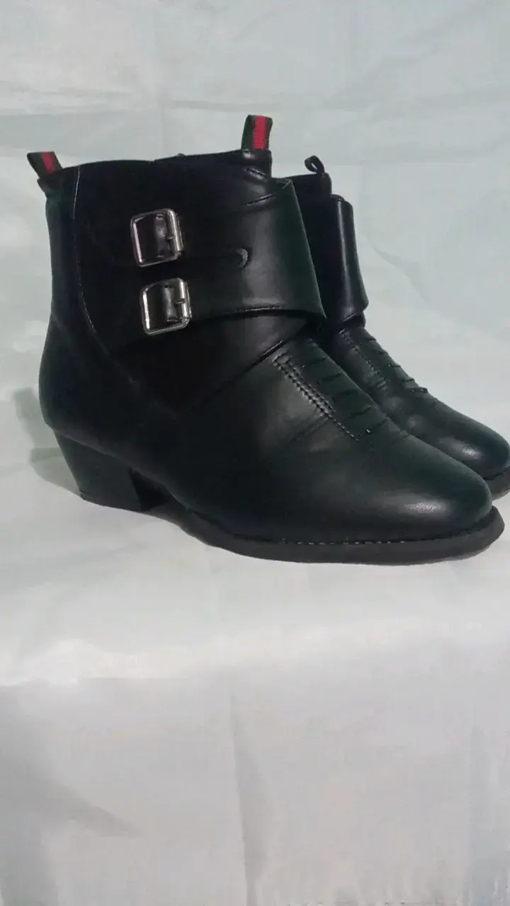 Botines de cuero negro con hebillas. Zapato cueca. - 1