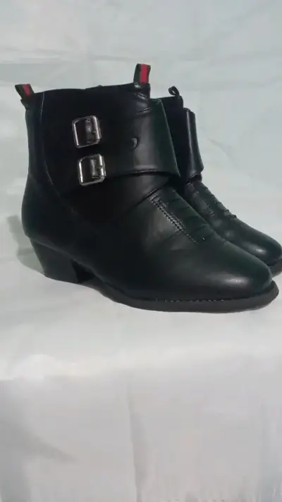 Botines de cuero negro con hebillas. Zapato cueca. - miniatura 1