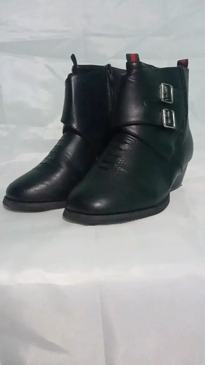 Botines de cuero negro con hebillas. Zapato cueca. - 2