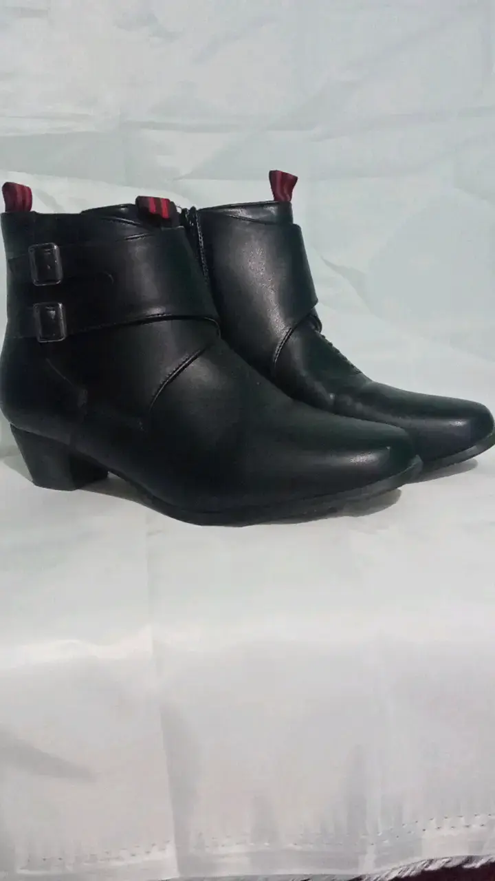 Botines negros de cuero con hebillas - 1