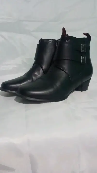 Botines negros de cuero con hebillas - miniatura 2