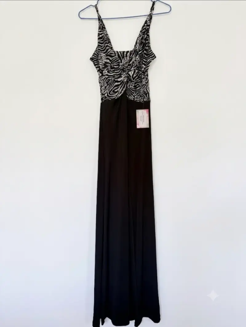 Vestido largo negro con estampado en el busto