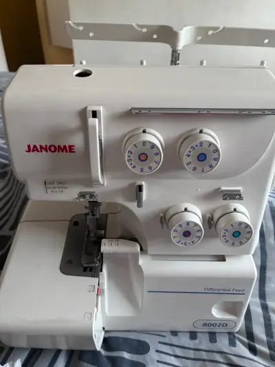 Máquina overlock Janome 8002D - miniatura 1