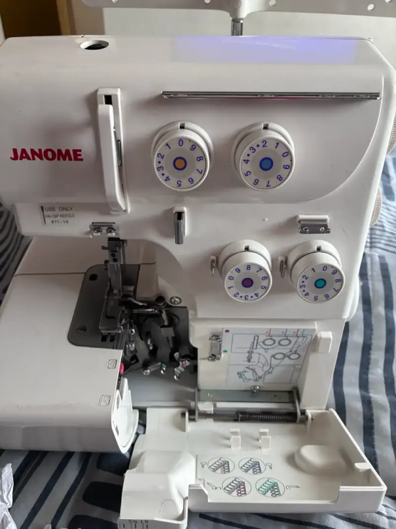 Máquina overlock Janome 8002D - 2
