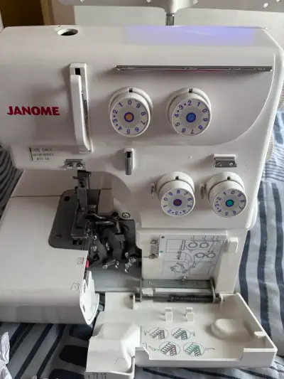 Máquina overlock Janome 8002D - miniatura 2