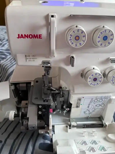 Máquina overlock Janome 8002D - miniatura 3