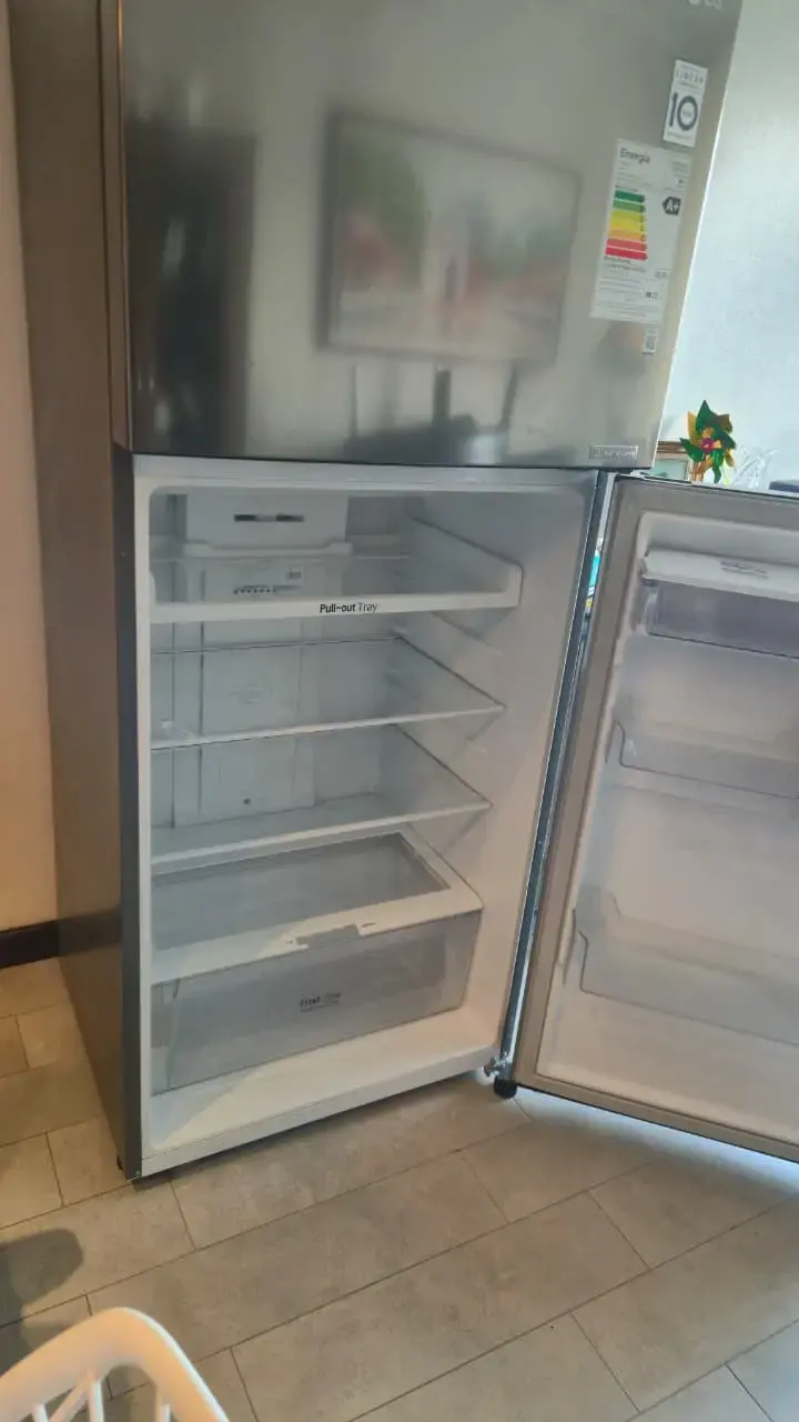 Refrigerador LG con dispensador de agua - 2