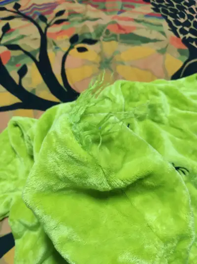 Polerón verde The Grinch con capucha - miniatura 5