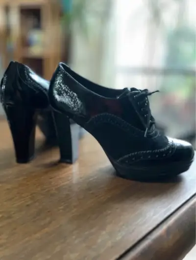 Zapatos de tacón alto negros de charol - miniatura 1