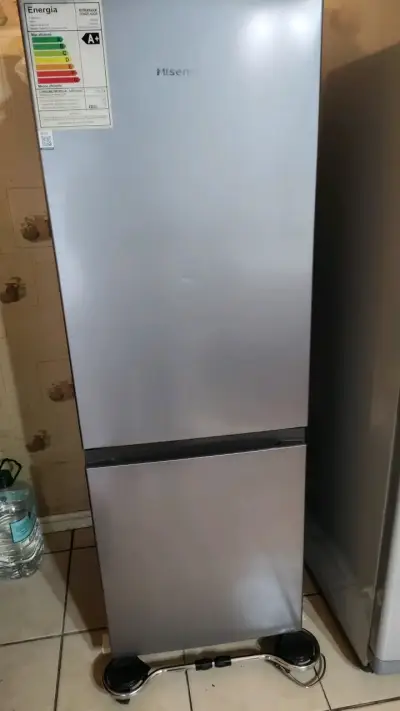 Refrigerador Hisense de dos puertas en buen estado - miniatura 1