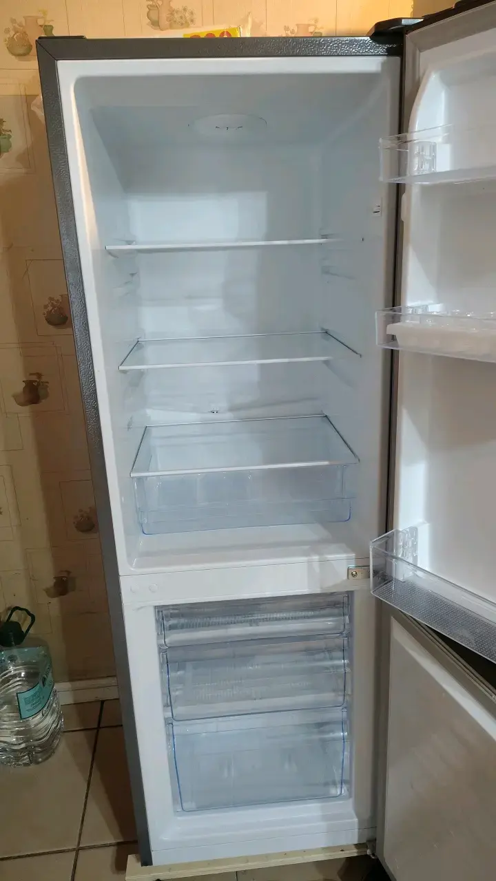 Refrigerador Hisense de dos puertas en buen estado - 2