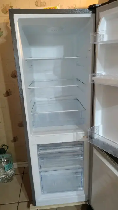 Refrigerador Hisense de dos puertas en buen estado - miniatura 2