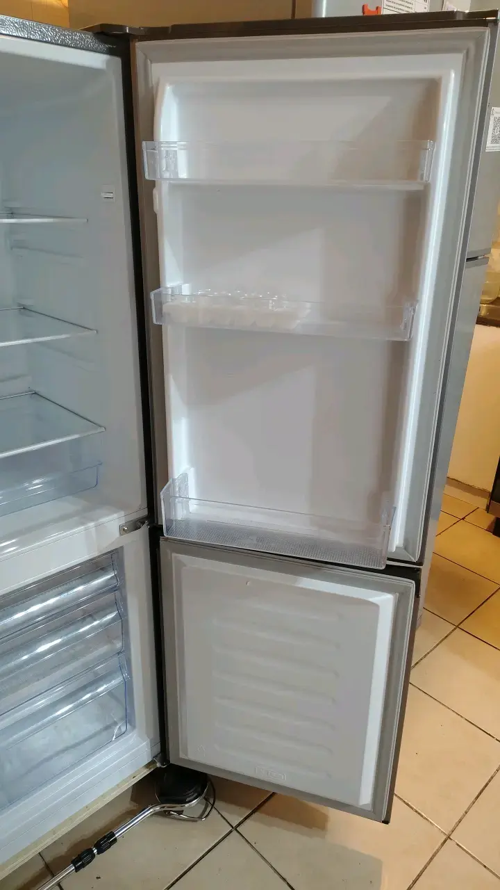 Refrigerador Hisense de dos puertas en buen estado - 3