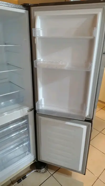 Refrigerador Hisense de dos puertas en buen estado - miniatura 4