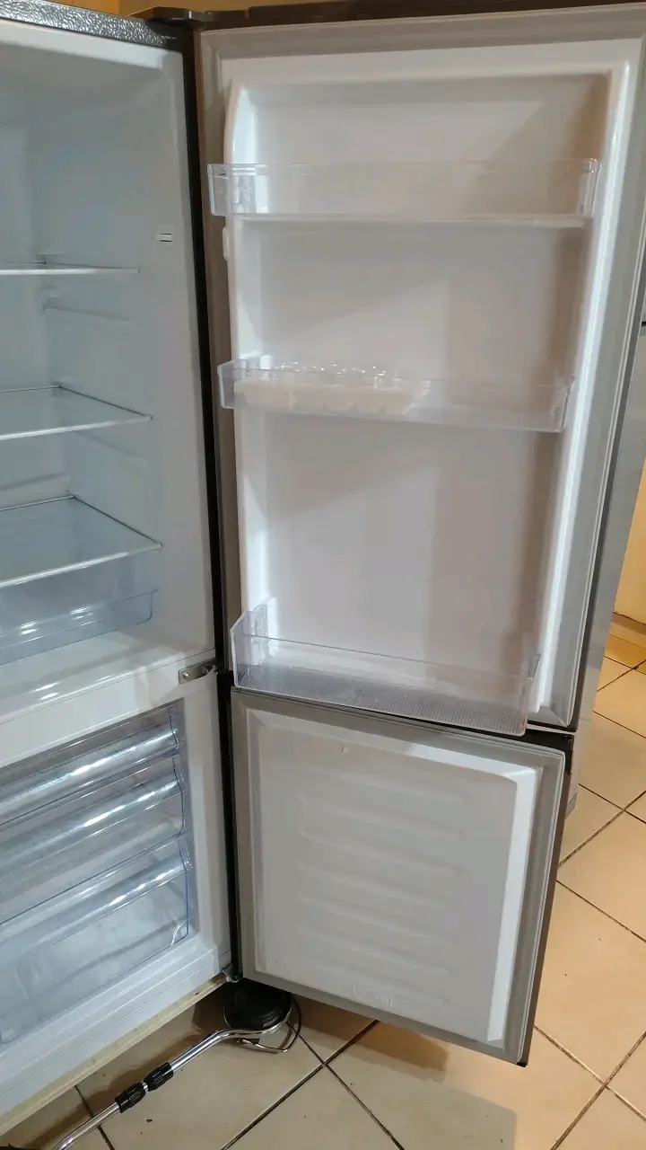 Refrigerador Hisense de dos puertas en buen estado - 5
