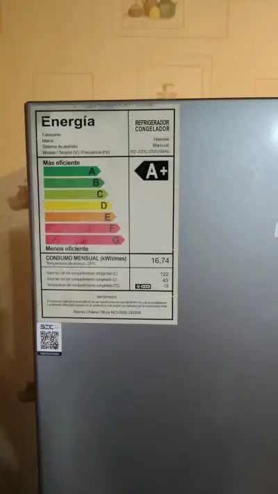 Refrigerador Hisense de dos puertas en buen estado - miniatura 6