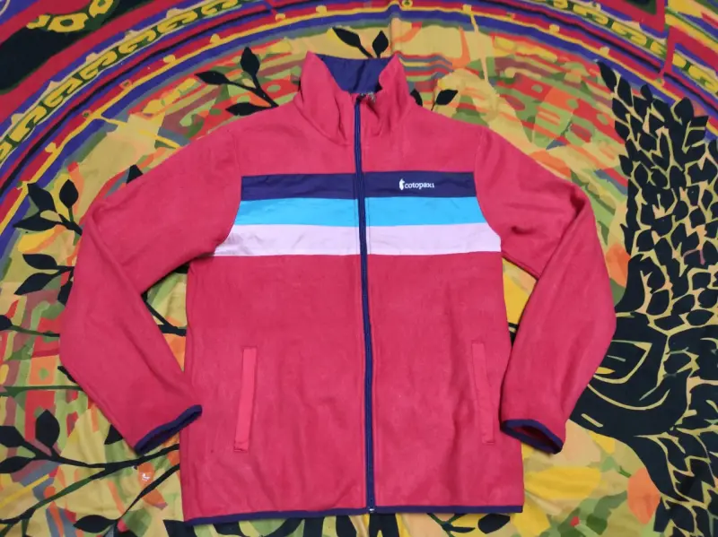 Chaqueta polar Cotopaxi roja con franjas - 1