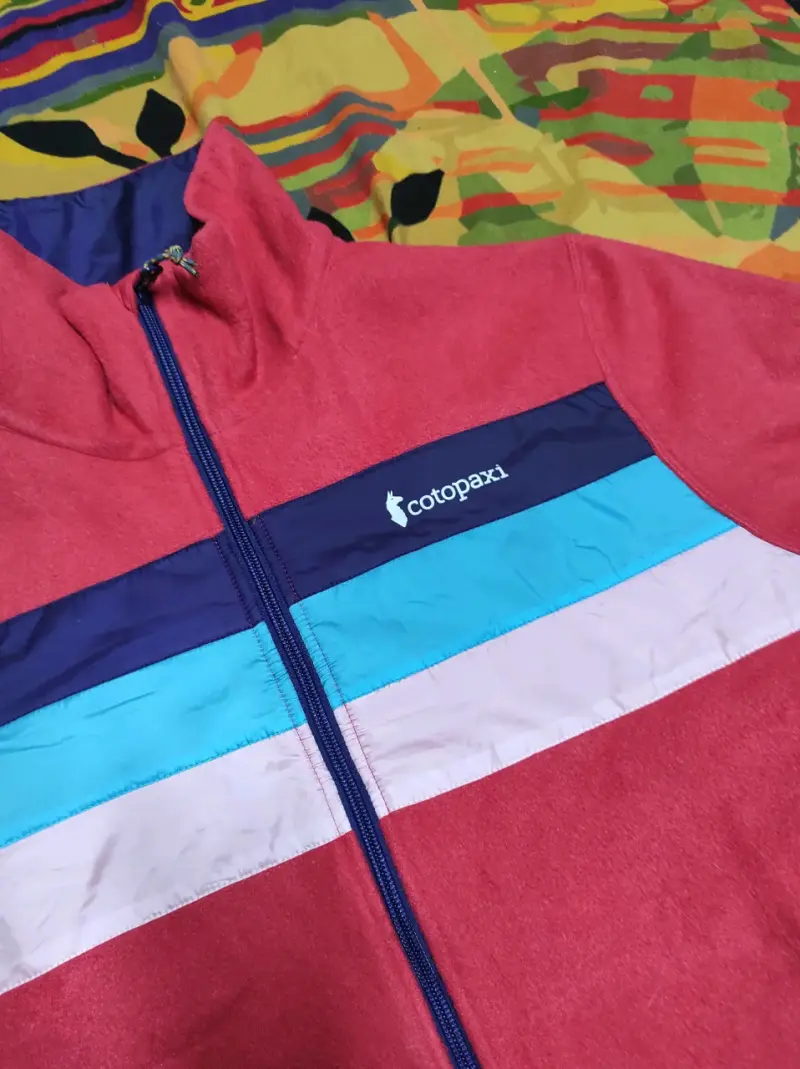 Chaqueta polar Cotopaxi roja con franjas - 2