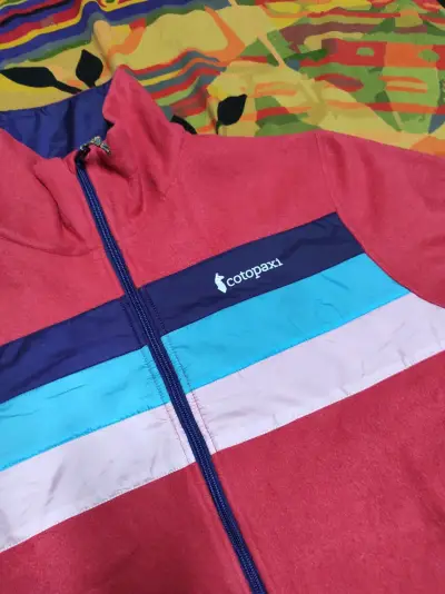 Chaqueta polar Cotopaxi roja con franjas - miniatura 2