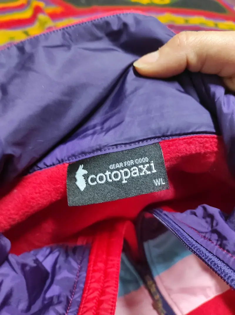 Chaqueta polar Cotopaxi roja con franjas - 3
