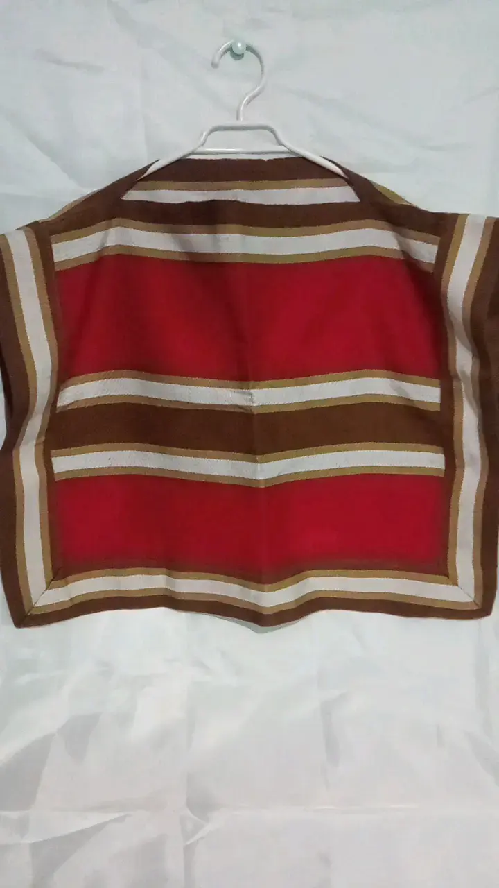 Poncho huaso tradicional de lana con diseño a raya