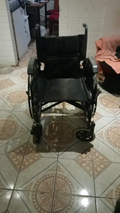 Silla de ruedas plegable en buen estado - miniatura 1