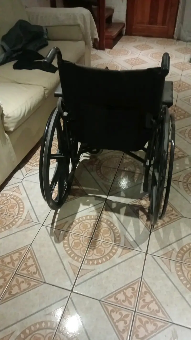 Silla de ruedas plegable en buen estado - 3