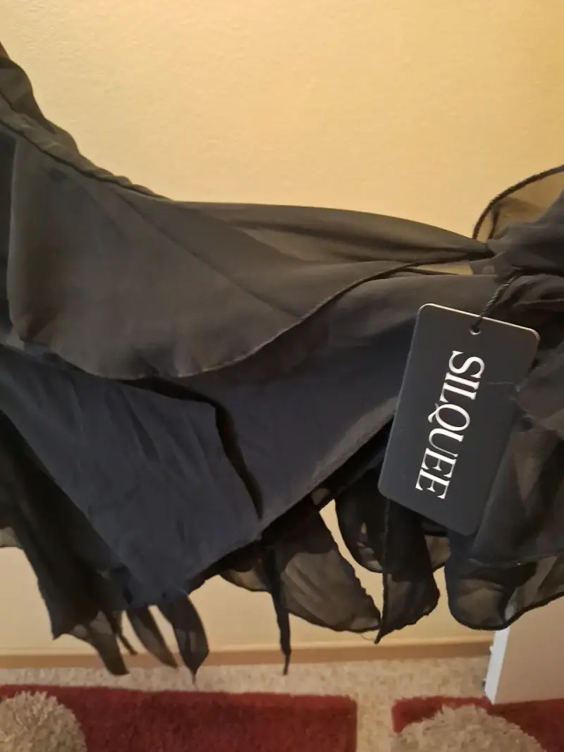 Vestido negro con volantes Silque - 2