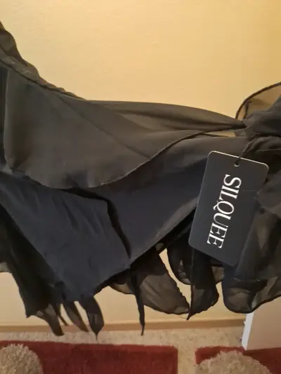 Vestido negro con volantes Silque - miniatura 2