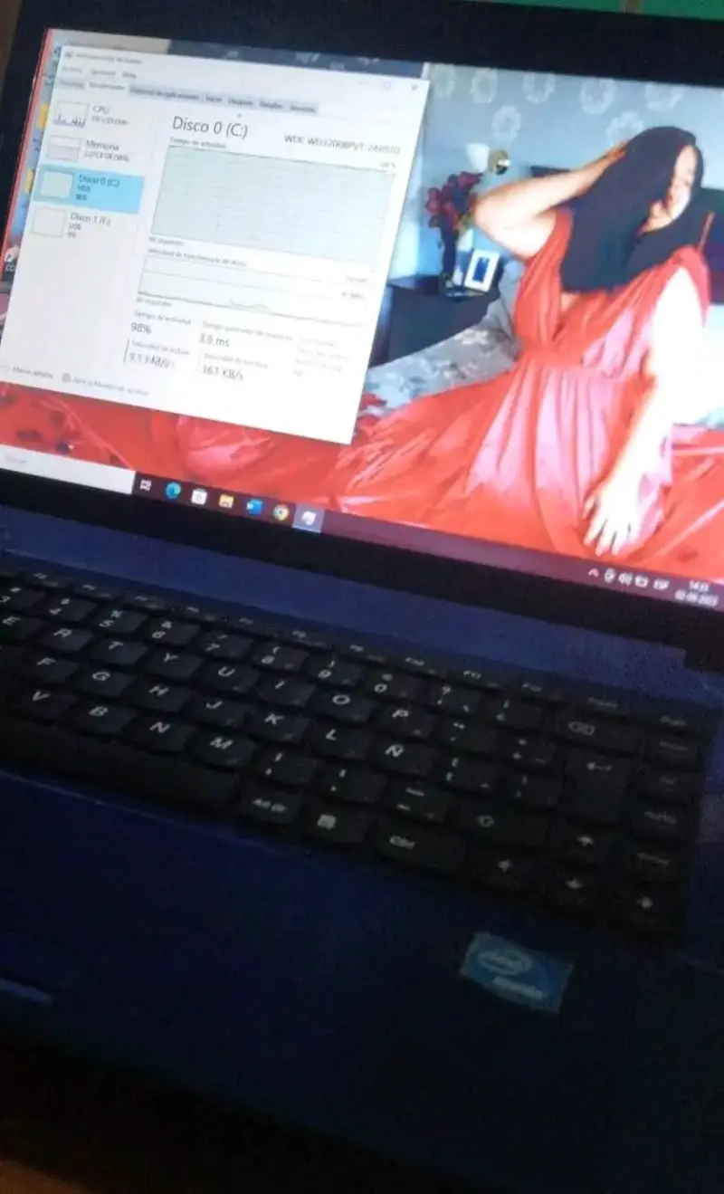 Notebook azul con procesador Intel - 1