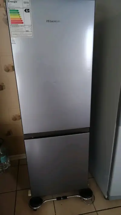 Refrigerador Hisense de dos puertas en buen estado - miniatura 1