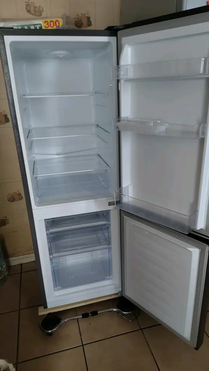 Refrigerador Hisense de dos puertas en buen estado - 2