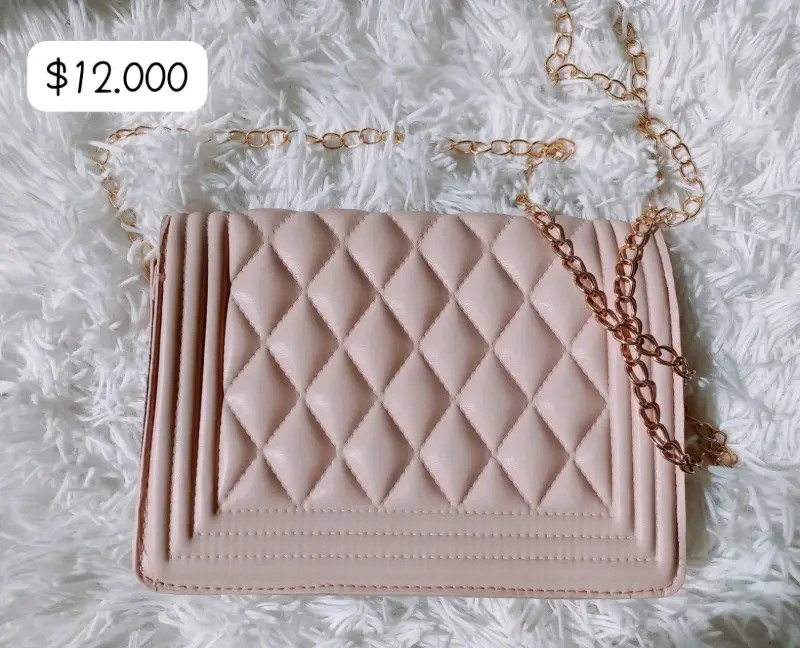 Cartera acolchada rosa palo con cadena dorada