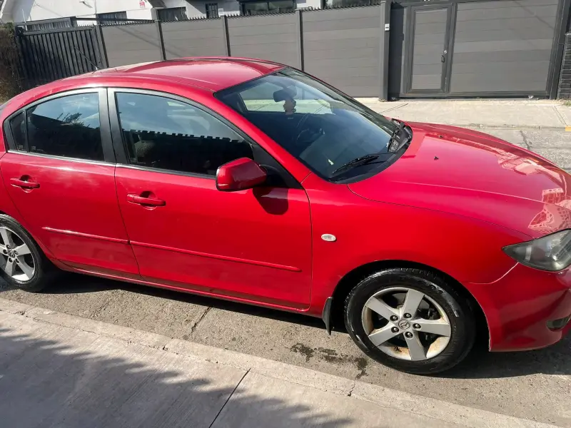 Mazda 3 Sedán Rojo año 2006 en Buen Estado - 3