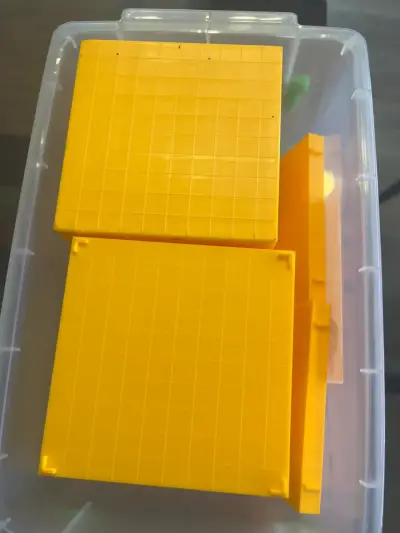 Bloques de construcción matemáticas amarillos en c - miniatura 1