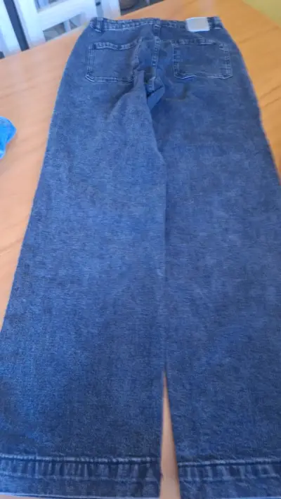 Jeans de mujer con diseño de estrellas - miniatura 2