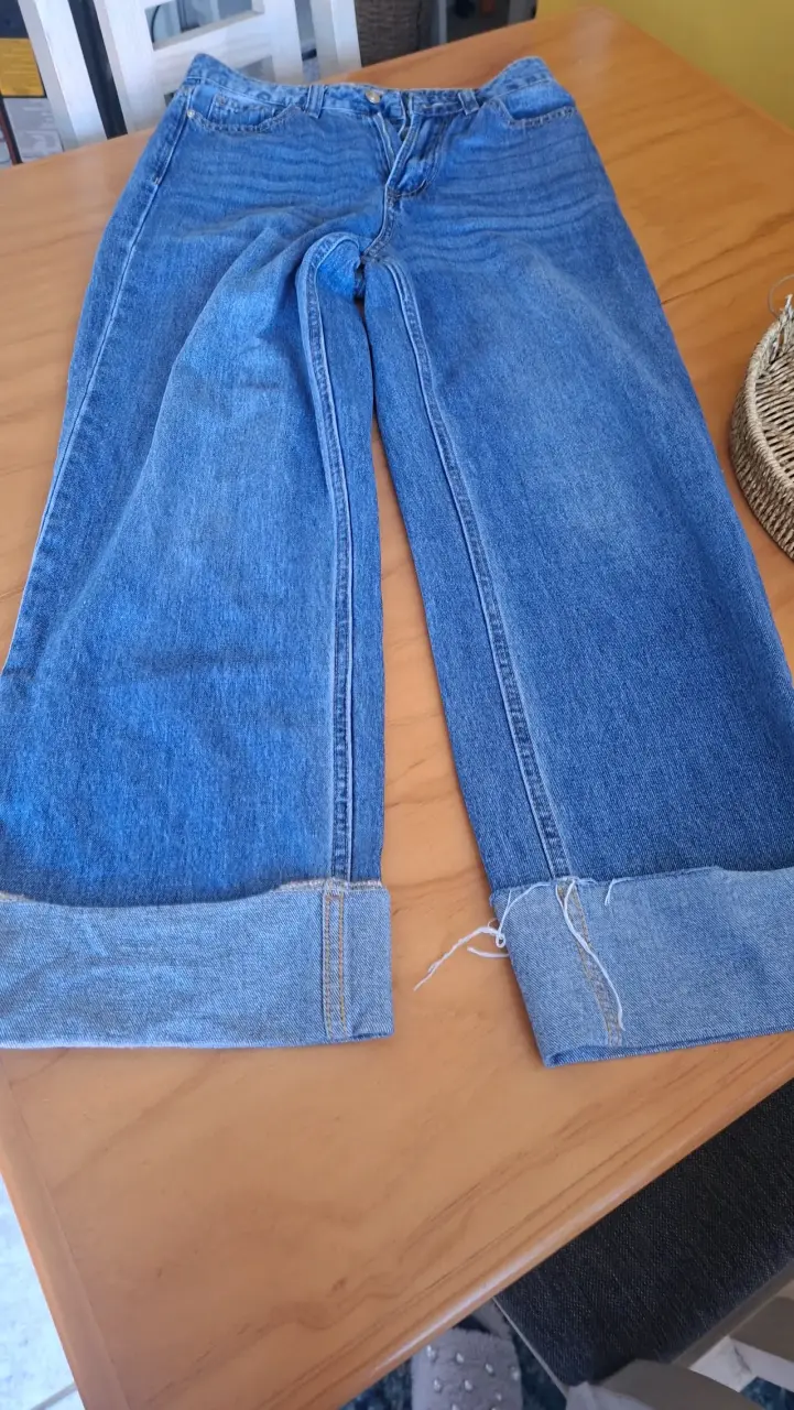 Jeans de mezclilla azul con dobladillo - 2