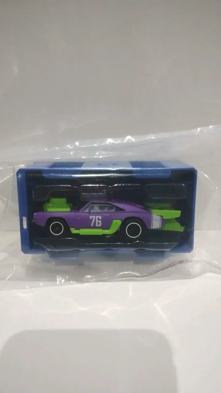 Auto de juguete coleccionable púrpura y verde